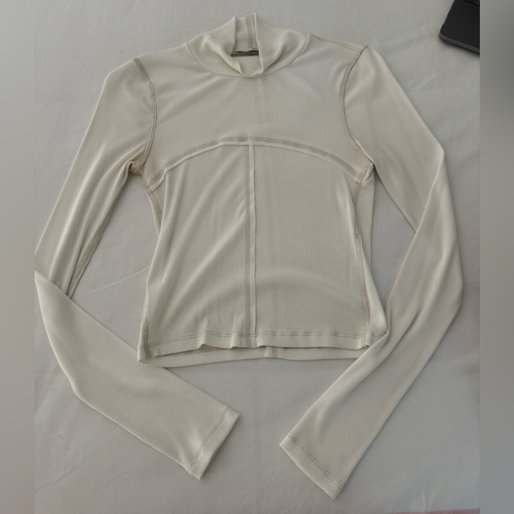 Aritzia Cream Turtle Neck Size Small